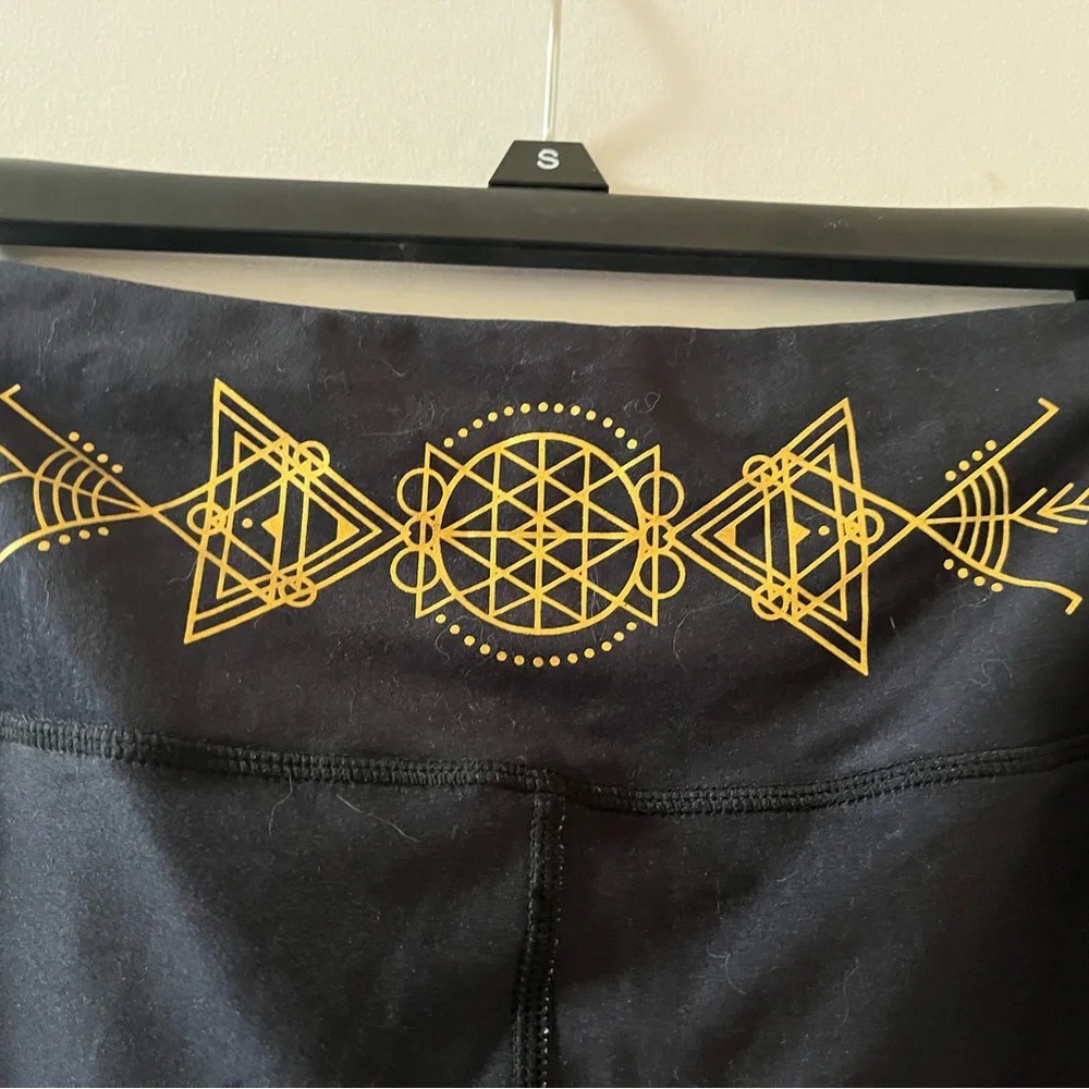 Sol & Mane sacred Cora Tri Legging Black with Gold graphics‎ size Large
